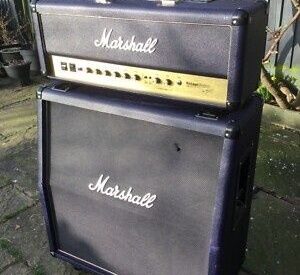 Vintage Marshall-förstärkartopp och högtalarlåda staplade utomhus