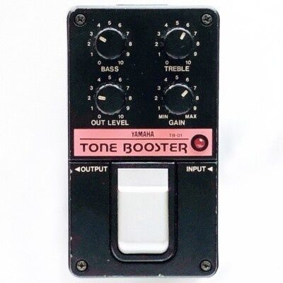 Närbild av en vintagegitarrpedal märkt Tone Booster med fyra reglage
